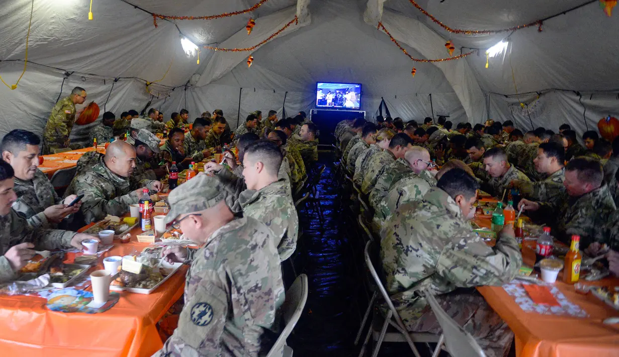 Tentara AS makan bersama untuk merayakan Thanksgiving di Donna, Texas, Kamis (22/11). Thanksgiving merupakan Hari Pengucapan Syukur yang jatuh pada Kamis ke-4 di bulan November. (Senior Airman Alexandra Minor/U.S. Air Force/Department of Defense via AP)