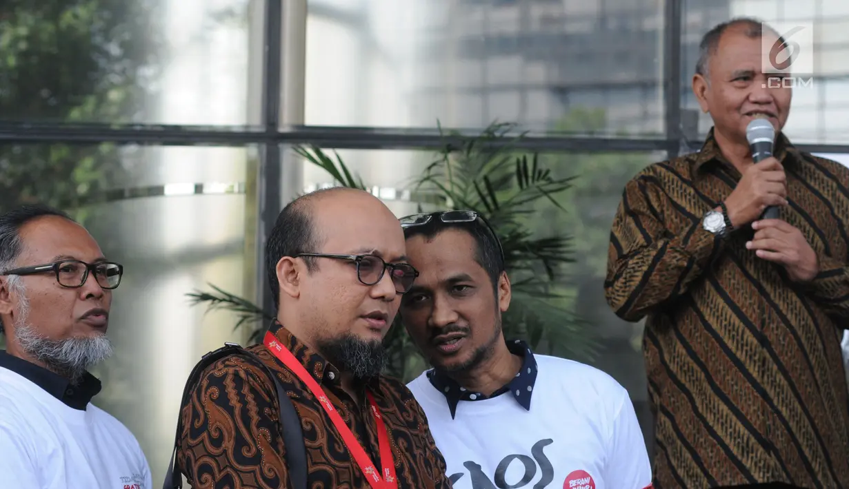 Penyidik senior KPK Novel Baswedan (dua kiri) berbincang dengan mantan Ketua KPK Abraham Samad (dua kanan) saat Ketua KPK Agus Rahardjo (kanan) berbicara dalam penyambutan dirinya di Gedung KPK, Jakarta, Jumat (27/7). (Merdeka.com/Dwi Narwoko)