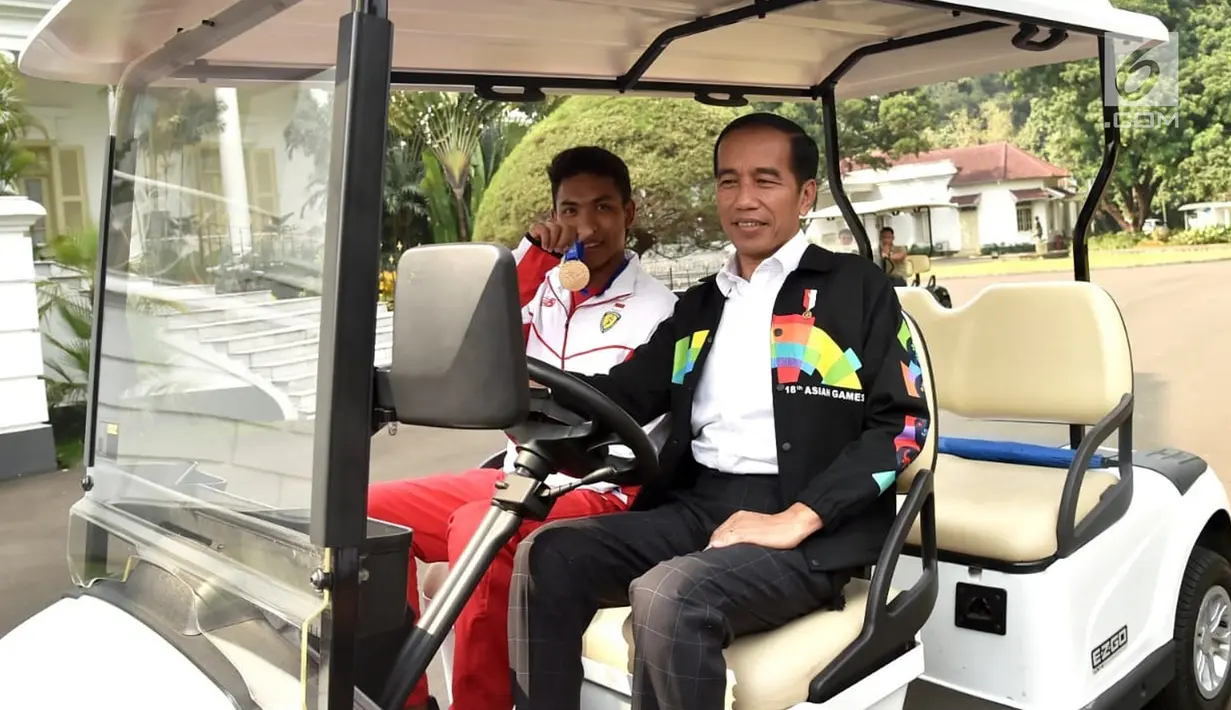 Presiden Joko Widodo atau Jokowi (kanan) bersama sprinter Lalu Muhammad Zohri (kiri) menaiki mobil golf di Istana Bogor, Jawa Barat, Rabu (18/7). Jokowi menjadi sopir Zohri ketika mengelilingi Istana Bogor. (Liputan6.com/Pool/Biro Pers Setpres)
