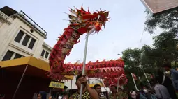 Acara tersebut dipusatkan di Pancoran Chinatown Point Mall, Jakarta, Selasa 3 Maret 2026. Tampak dalam foto, penari liong saat tampil pada puncak perayaan Cap Go Meh di kawasan Pancoran Chinatown Point Mall, Jakarta, Selasa 3 Maret 2026. (Kapanlagi.com/Budy Santoso)