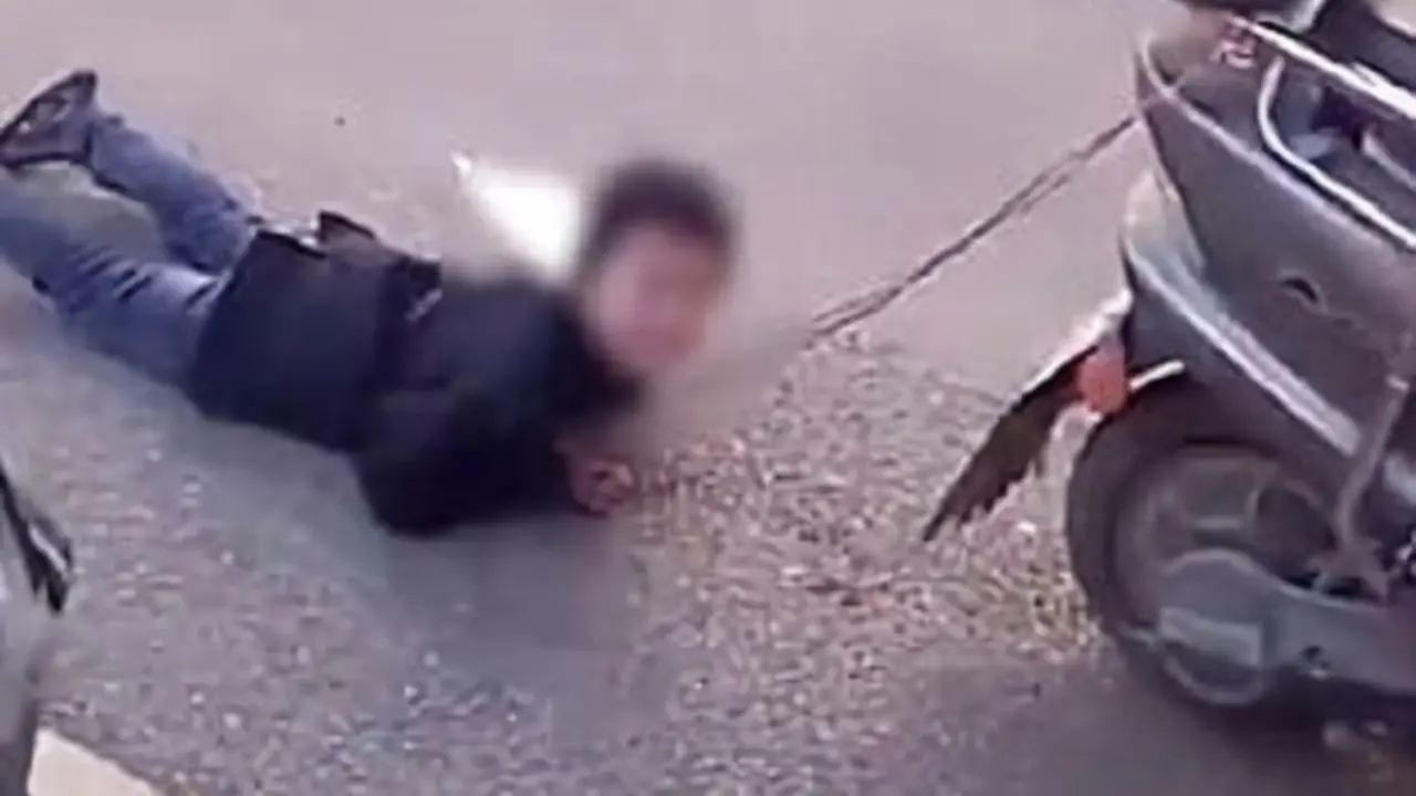 Tega, Ibu Menyeret Anak Dengan Motor Karena Curi Uang