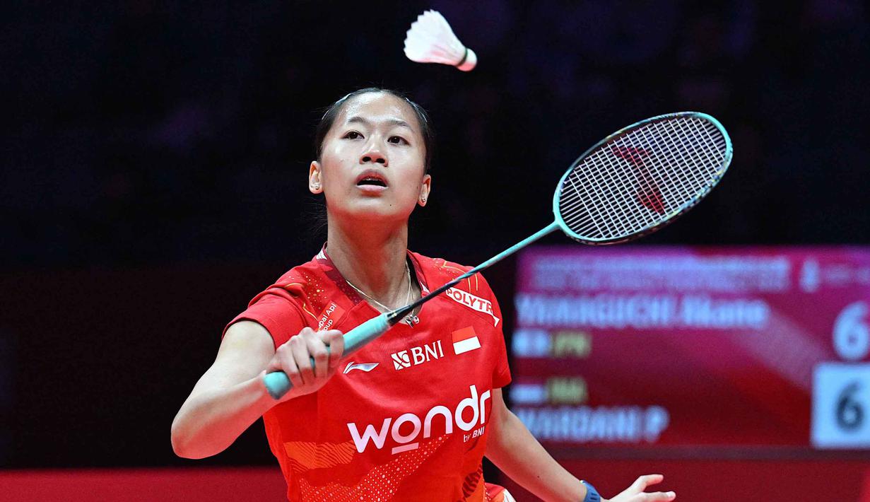 Tunggal putri Indonesia, Putri Kusuma Wardani saat bertanding melawan Akane Yamaguchi dari Jepang pada laga kedua fase grup BWF World Tour Finals 2025 di Hangzhou, Zhejiang, China, Kamis (18/12/2025). Tunggal putri Indonesia, Putri Kusuma Wardani harus mengakui keunggulan wakil Jepang, Akane Yamaguchi, pada laga kedua fase grup BWF World Tour Finals 2025. (Jade Gao/AFP)