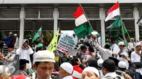 Massa aksi damai 4 November memadati halte Juanda setelah salat Jumat di Jalan Ir. H. Juanda dekat Masjid Istqlal, Jakarta, Jumat (4/11). Sebagian massa terlihat membawa berbagai atribut dan bendera. (Liputan6.com/Gempur M. Surya)