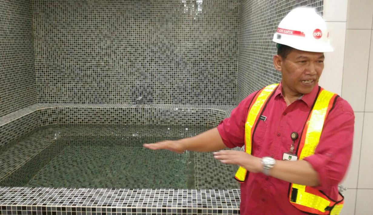 Ketua Komisi IV DPRD Kota Surakarta, Paulus Haryoto, menunjukkan jacuzzi ruang ganti pemain di Stadion Manahan. (Bola.com/Vincentius Atmaja)