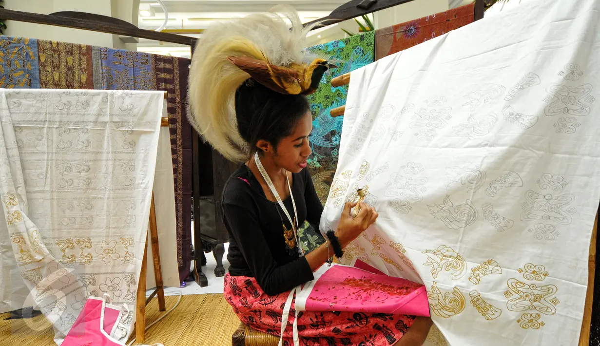 Batik Papua Barat dipamerkan dalam acara Gelar Batik Nusantara 2015 di JCC Senayan, Jakarta, Kamis (25/6/2015). Beragam batik dari penjuru Nusantara dipamerkan dalam acara tersebut. (Liputan6.com/Yoppy Renato)
