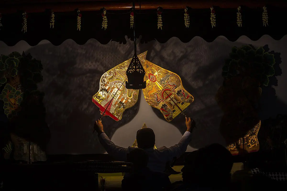 Ilustrasi pertunjukkan wayang kulit (wikimedia commons)