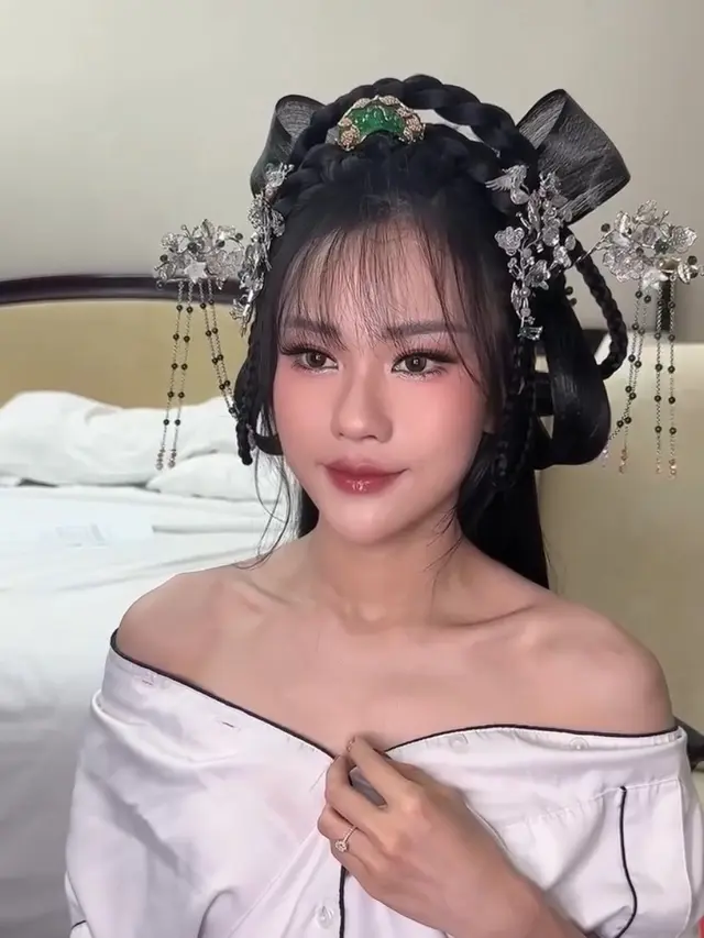 Pesona Jessica Jane saat Sangjit Dibalut Cheongsam. [@feliciasasongko]