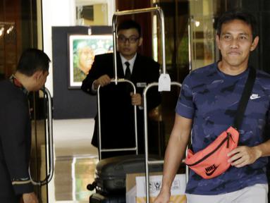 Pelatih Indonesia, Bima Sakti, meninggalkan penginapan usai pertandingan terakhir Piala AFF 2018 melawan Filipina di Hotel Sultan, Jakarta, Senin (25/11). Indonesia gagal lolos fase grup Piala AFF. (Bola.com/M Iqbal Ichsan)