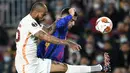 Bek Galatasaray, Marcao (kiri) berebut bola dengan penyerang Barcelona, Ferran Torres selama pertandingan leg pertama babak 16 besar Liga Europa di stadion Camp Nou di Barcelona (11/3/2022). Barcelona bermain imbang atas Galatasaray 0-0. (AFP/Lluis Gene)