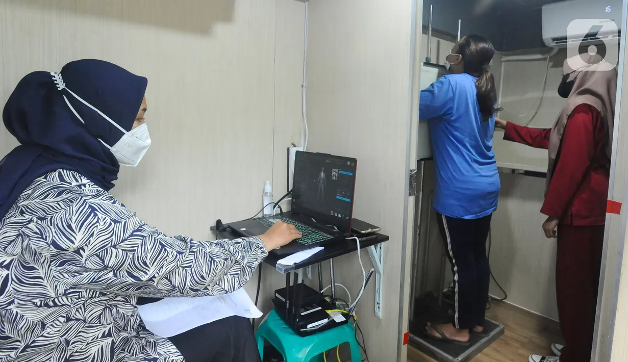 Warga melakukan ronsen pada mobile  X-Ray Artificial Intelligence saat kegiatan skrining penyakit tuberkulosis (TBC) di Kantor Kecamatan Cipayung, Depok, Jawa Barat, Rabu (4/1/2023). Penyakit tuberkulosis (TBC) di Indonesia menempati peringkat ketiga setelah India dan Cina dengan jumlah kasus 824 ribu dan kematian 93 ribu per tahun atau setara dengan 11 kematian per jam. (merdeka.com/Arie Basuki)