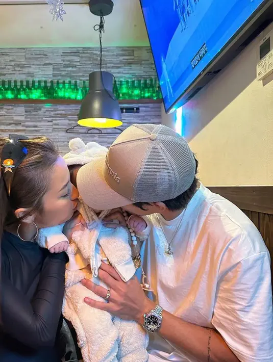 Jennifer tampil dengan atasan ketat hitam, dengan anting hoop nya. Sedangkan sang suami tampil santai dengan t shirt putih dan topi cap.  [@jennifercoppenreal20]