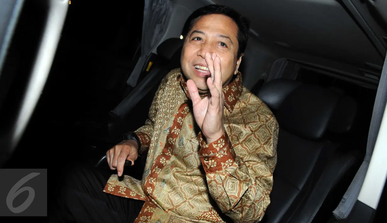 Mantan Ketua DPR RI, Setya Novanto menjawab pertanyaan wartawan usai menjalani pemeriksaan di Kejaksaan Agung, Rabu (10/2/2016). Kedatangan Novanto dalam rangka memberi keterangannya sebagai saksi dalam perkara kasus Freeport. (Liputan6.com/Helmi Afandi)