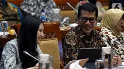 Menteri Pariwisata dan Ekonomi Kreatif Wishnutama Kusubandio (kanan) dan Wakil Menteri Angela Tanoesoedibjo rapat kerja dengan Komisi X DPR di Kompleks Parlemen, Jakarta, Kamis (7/11/2019). Ini merupakan rapat perdana Kementerian Pariwisata dan Ekonomi Kreatif bersama DPR. (Liputan6.com/JohanTallo)