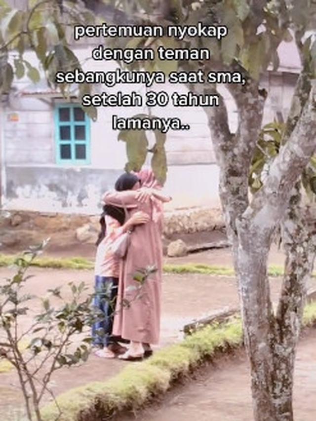 30 Tahun Terpisah, Momen Pertemuan Wanita dengan Teman Sebangkunya Ini Bikin Haru