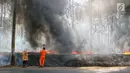 Petugas Pemadam Kebakaran menyemprotkan air saat memadamkan api yang membakar hutan jati di Kawasan Mijen Semarang, Sabtu (21/9/2019). Musim kemarau yang panjang dan kondisi yang kering mempermudah api menyebar di kawasan tersebut. (Liputan6.com/Gholib)