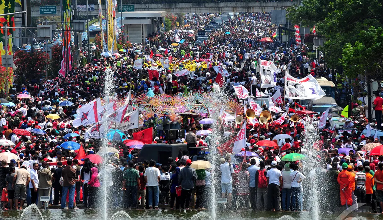 Lautan manusia larut dalam kegembiraan menyambut Presiden baru Indonesia yang ke-7, Jakarta Pusat, Senin (20/10/2014) (Liputan6.com/Johan Tallo)