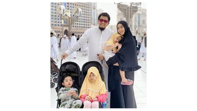 Hamil Anak Ke-4, Ini 7 Potret Seru Oki Setiana Dewi dengan Buah Hatinya