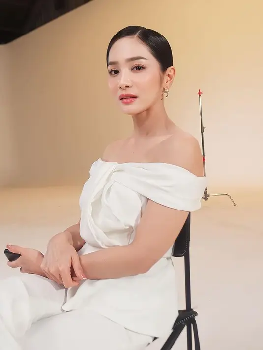 Meski tak mirip aslinya, tapi hasil editan aplikasi tersebut tampak cantik seperti wanita Korea. Banyak yang menyebut lebih cantik aslinya. "Slide 2 & 5 adalah miripnya dikit ga babe... tapj cakep aslinya loh," tulis niaharuun. "Cantik mbak @bungazainal05 aslinya," tulis tiniksalam. [Instagram/bungazainal05]