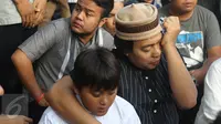 Komedian Komeng saat pemakaman putrinya, Cantika Alhayu Aldi, di Pemakaman Keluarga Citeureup, Bogor, Minggu (28/8). (Liputan6.com/Herman Zakharia)