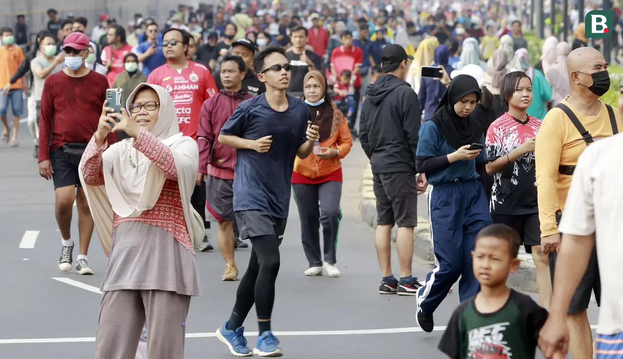 Suasana warga Jakarta berolahraga di Car Free Day (CFD), Kawasan Bundaran HI, Jakarta, Minggu (18/9/2022). (Bola.com/M Iqbal Ichsan)