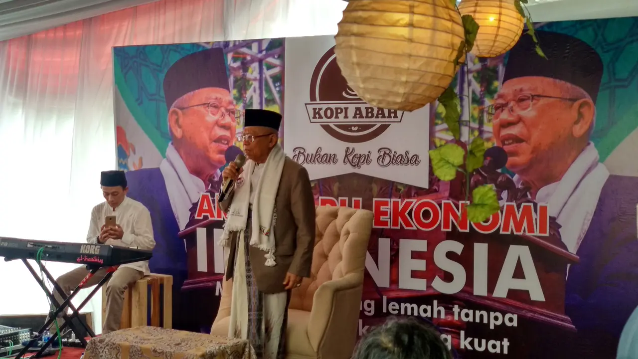 Ma'ruf Amin mendengarkan Deklarasi Gerakan Nasional Indonesia Anti Hoaks, yang digagas oleh Master C19 Portal KMA, Forum Santri Nasional, Santri Millenial Centre (SIMAC).