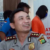 Ketika ditangkap di kediamannya, artis berusia 28 tahun tersebut sedang berada di kamarnya. Keluarga yang membukakan pintu pun diakui oleh Surawan sangat kooperatif. (Deki Prayoga/Bintang.com)