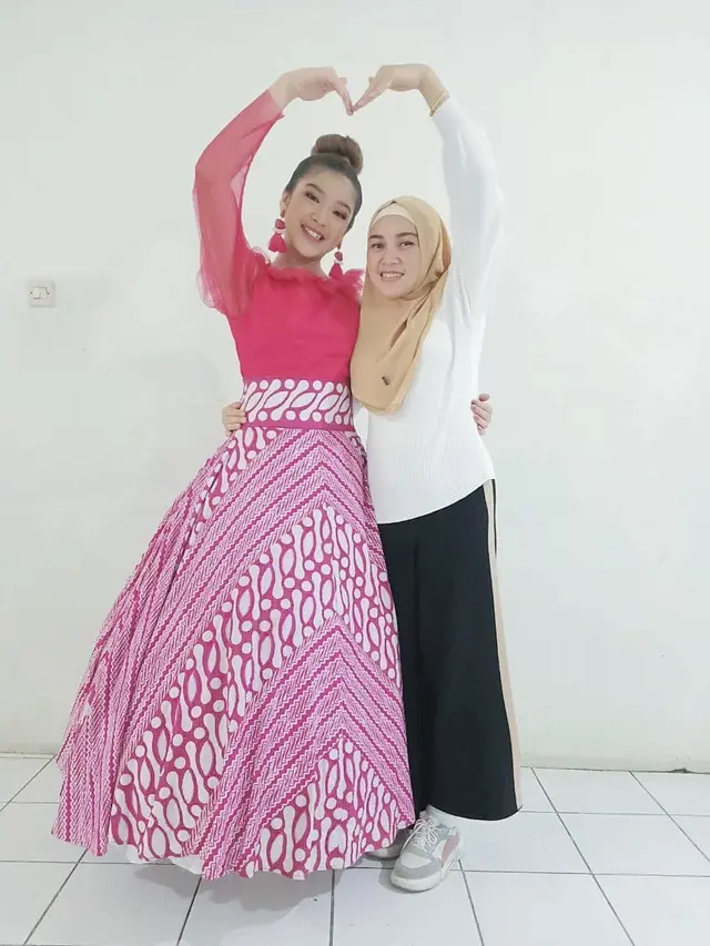 8 Potret Kebersamaan Tiara Andini dan Ibunda, Selalu Berikan Dukungan