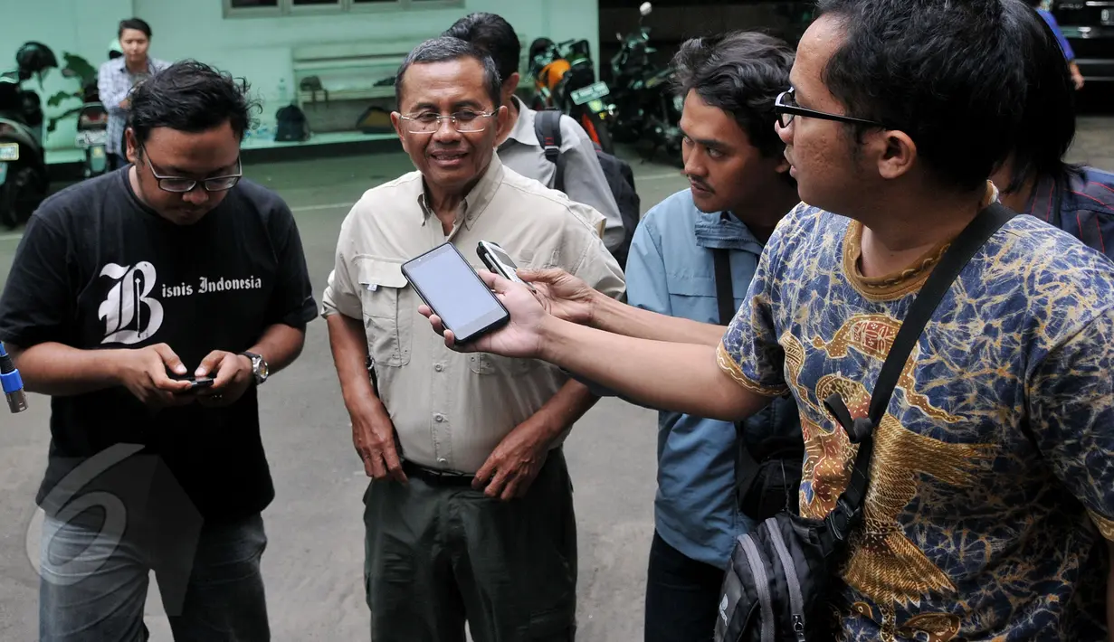 Mantan Dirut PT PLN, Dahlan Iskan menjawab pertanyaan media usai diperiksa Kejaksaan Tinggi DKI Jakarta, Jumat (5/6/2015). Dahlan diperiksa sebagai saksi korupsi proyek pembangunan 21 Gardu Listrik Jawa-Bali-Nusa Tenggara.(Liputan6.com/Johan Tallo)
