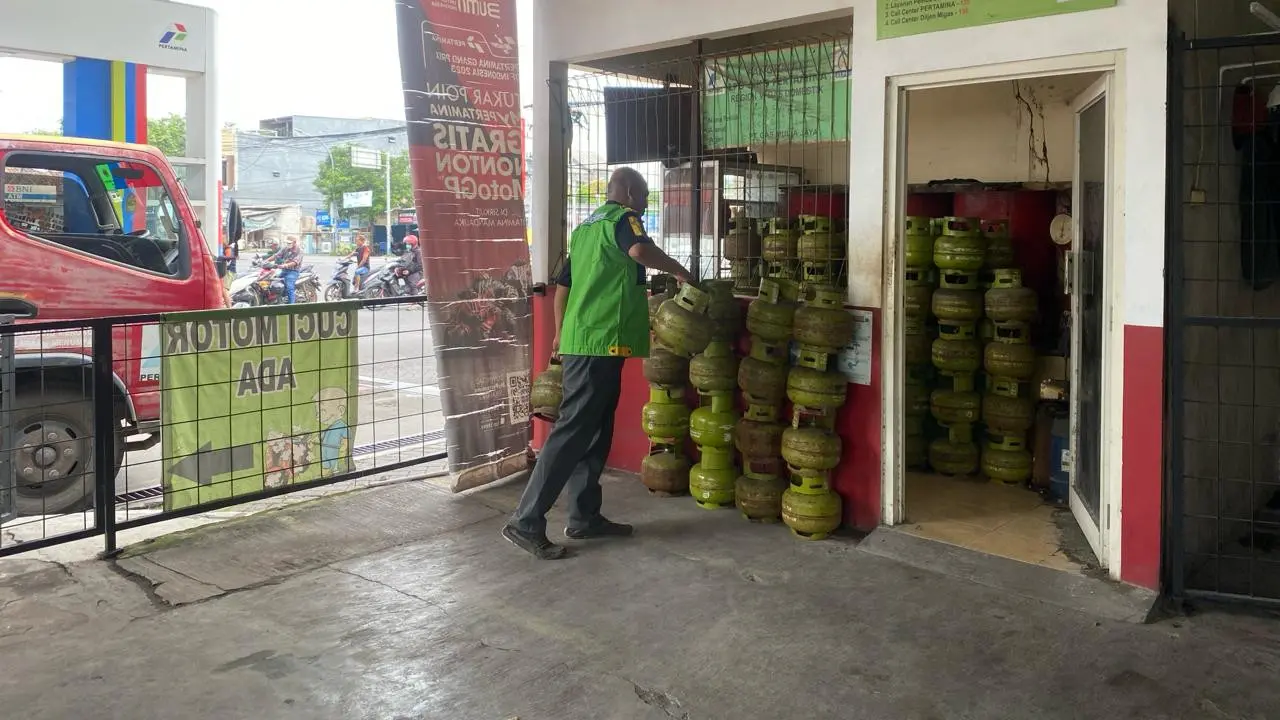 Tabung gas elpiji 3 kilogram di wilayah Kabupaten Tuban. (Liputan6.com/Ahmad Adirin)
