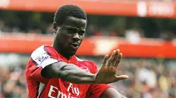 Arsenal&#039;s Ivorian defender Emmanuel Eboue celebrates scoring the third goal during their Premier League match against Blackburn at the Emirates Stadium, London, on March 14, 2009. AFP PHOTO / Glyn Kirk