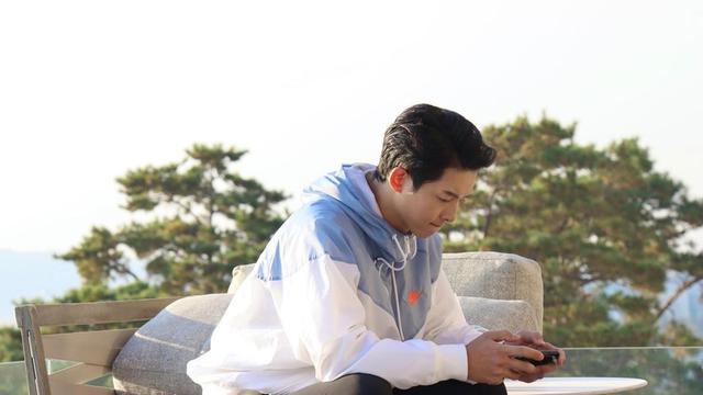 Segera Jadi Ayah, Ini Gaya Penampilan Song Joong Ki Bak Anak Kuliahan