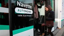 Seorang wanita menaiki bus tanpa supir (driverless) yang mulai dioperasikan di Paris, Senin (23/1). Bus tanpa sopir itu beroperasi di lajur khusus, berupa jembatan yang menghubungkan dua stasiun kereta, di timur pusat kota. (GEOFFROY VAN DER HASSELT/AFP)