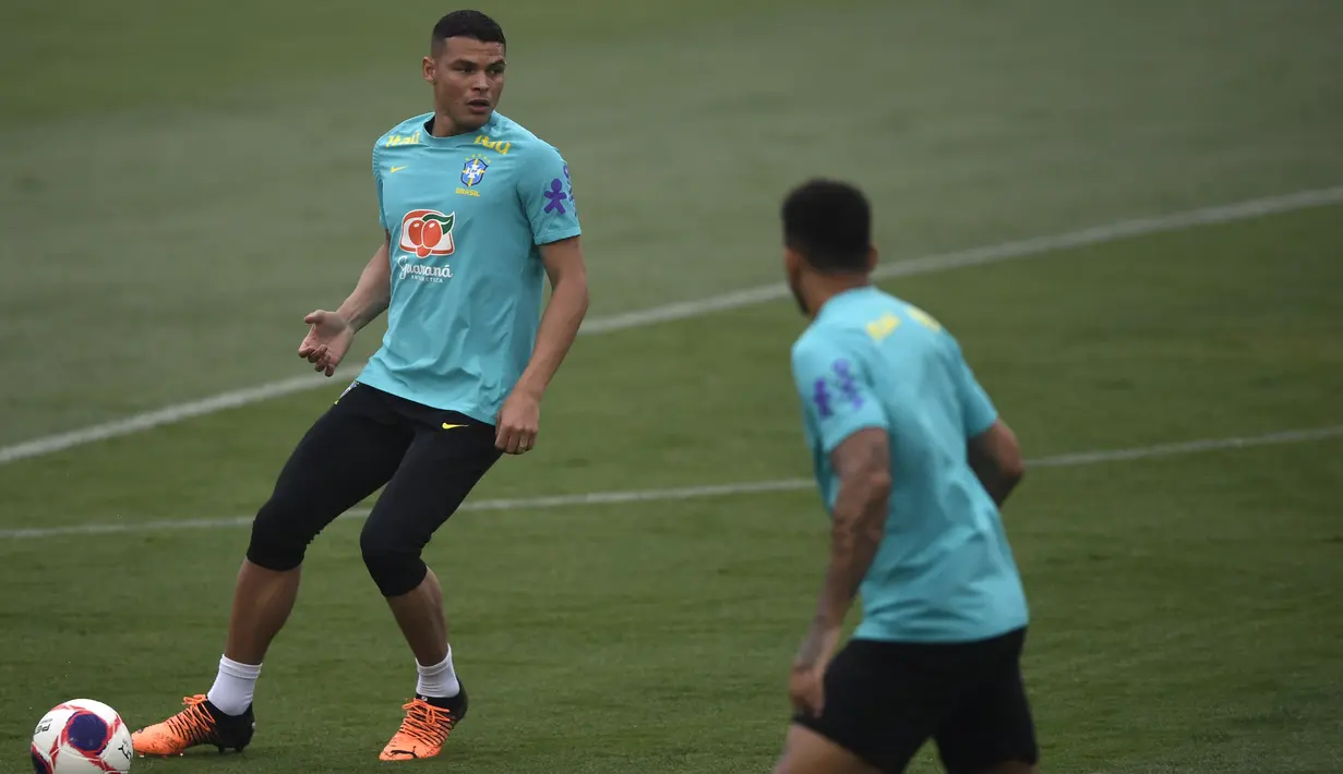 Penyerang Thiago Silva mengambil bagian dalam sesi latihan di Granja Comary, Rio de Janeiro, Minggu (27/3/2022). Brasil akan menghadapi Bolivia dalam laga lanjutan Kualifikasi Piala Dunia 2022 zona Amerika Selatan pada Rabu, 30 Maret 2022 mendatang. (MAURO PIMENTEL/AFP)