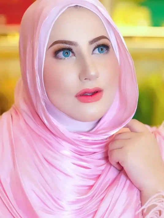 Detail makeup-nya juga tak kalah memikat. Pilihan warna lipstick-nya punya shade lebih bold, dipercantik contact lense berwarna biru cerah. [Instagram.com/tasyiiathasyia]