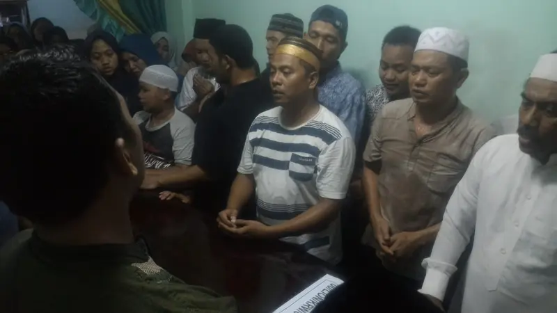 Isak tangis keluarga sambut peti jenazah korban jatuhnya pesawat Lion Air di Karawang.