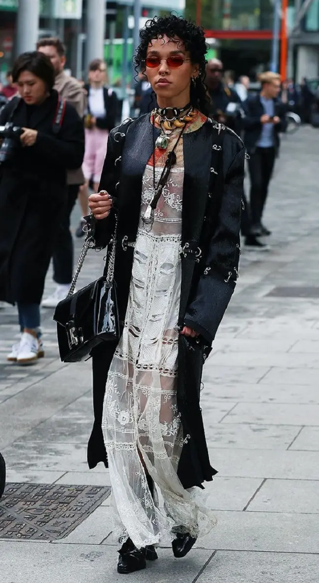 Saatnya Anda melihat para selebritas di London Fashion Week dengan penampilan street fashion yang unik dan trendi. (Foto: www.whowhatwear.com)