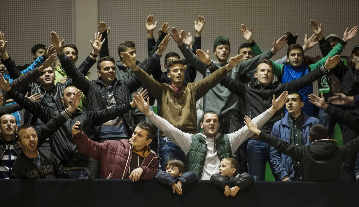 Fans sepak bola Kosovo erayakan diterimnya Kosovo sebagai anggota UEFA,di Mitrovica. (3/5/2016). (AFP/Armend Nimani)