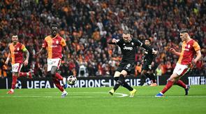 Gelandang Juventus, Teun Koopmeiners, menyumbangkan dua gol saat timnya takluk 2-5 dari Galatasaray pada laga leg pertama knockout play-off Liga Champions musim ini di RAMS Park, Istanbul, Rabu (18/02/2026) dini hari WIB. (AFP/Ozan Kose)