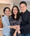 Pasca bercerai, Sherina Munaf tahun ini memilih lebaran bersama kedua orangtuanya. Ia pun mengunggah beberapa foto ketika merayakan lebaran. [@sherinamunaf]