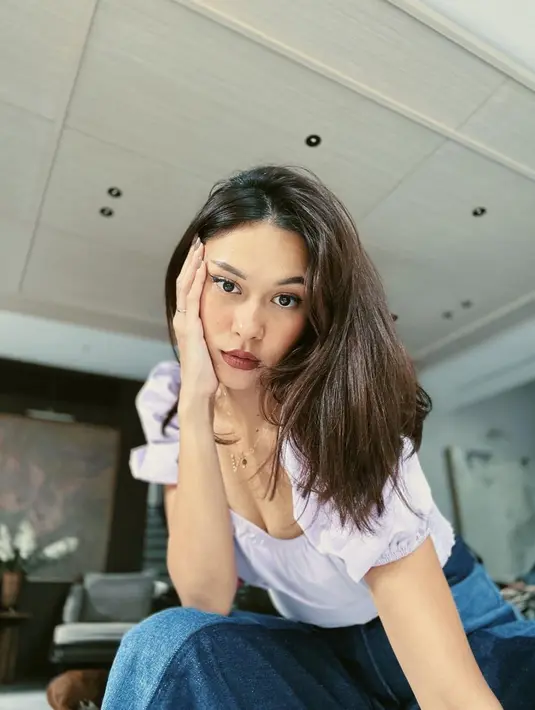 Kali ini, Nana tampil sedikit bold dengan warna lipstik gelap. Winged eyeliner dan lipstik berwarna ungu gelap tetap membuat penampilannya memesona dan awet muda, pancaran cantik yang tak lekang oleh waktu. Foto: Instagram.