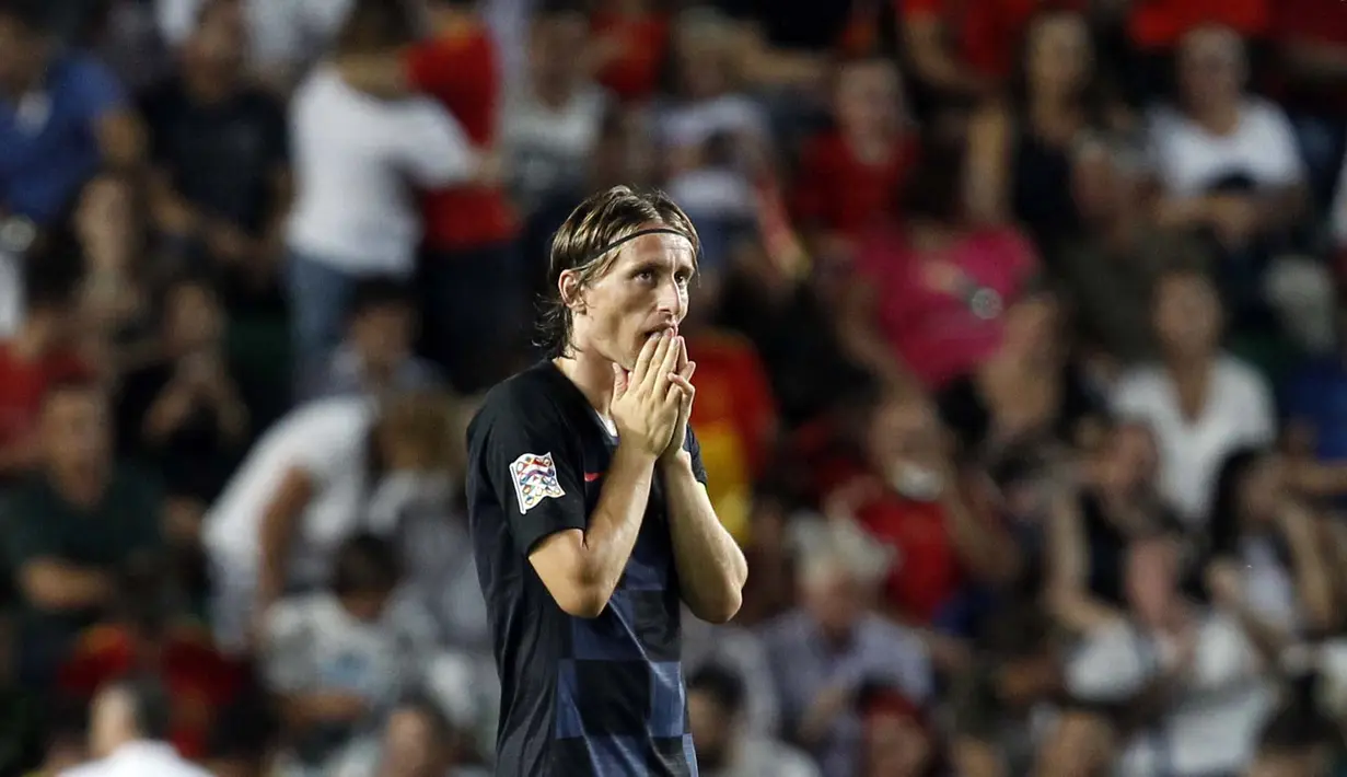 Gelandang Kroasia, Luka Modric, tampak kecewa usai ditaklukkan Spanyol pada laga UEFA Nations League di Stadion Manuel Martinez Valero, Selasa (11/9/2018). Spanyol menang 6-0 atas Kroasia. (AP/Alberto Saiz)