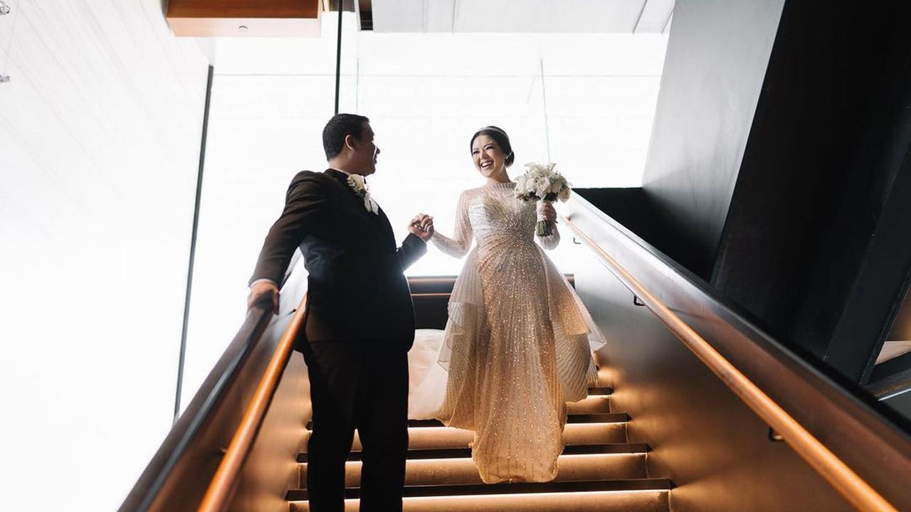 8 Pesona Cantik Tina Toon Bak Princess dengan Gaun Kristal Serupa di Pemberkatan dan Resepsi Pernikahan