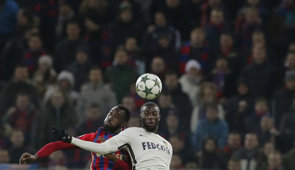 Gelandang AS Monaco, Tiemoue Bakayoko, duel udara dengan pemain CSKA Moscow, Lacina Traore pada laga fase grup liga Champions di Stadion Arena, Moscow, (18/10/2016). (EPA/Sergei Ilnitsky)