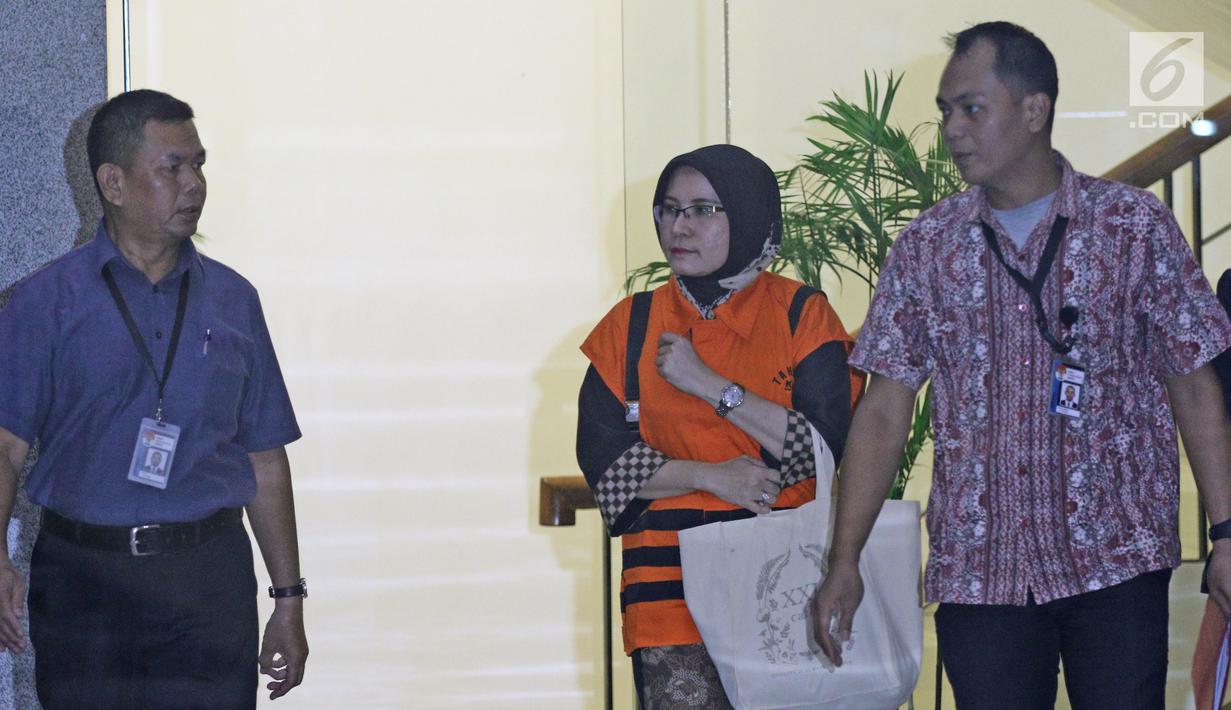 Tersangka Hakim Pengadilan Negeri Tangerang, Wahyu Widya Nurfitri kenakan rompi oranye setelah diperiksa di gedung KPK, Jakarta, Selasa (13/3). Wahyu menerima suap Rp 30 juta terkait pengurusan perkara perdata wanprestasi. (Liputan6.com/Herman Zakharia)