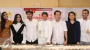 Dirut PPKGBK Winarto (ketiga kanan) berpose bersama sejumlah musisi usai konferensi pers Pesta Rakyat Konser Kemerdekaan, Jakarta, Senin (15/8). Konser Kemerdekaan ini merupakan bagian dari rangkaian perayaan HUT RI ke-71. (Liputan6.com/Herman Zakharia) 