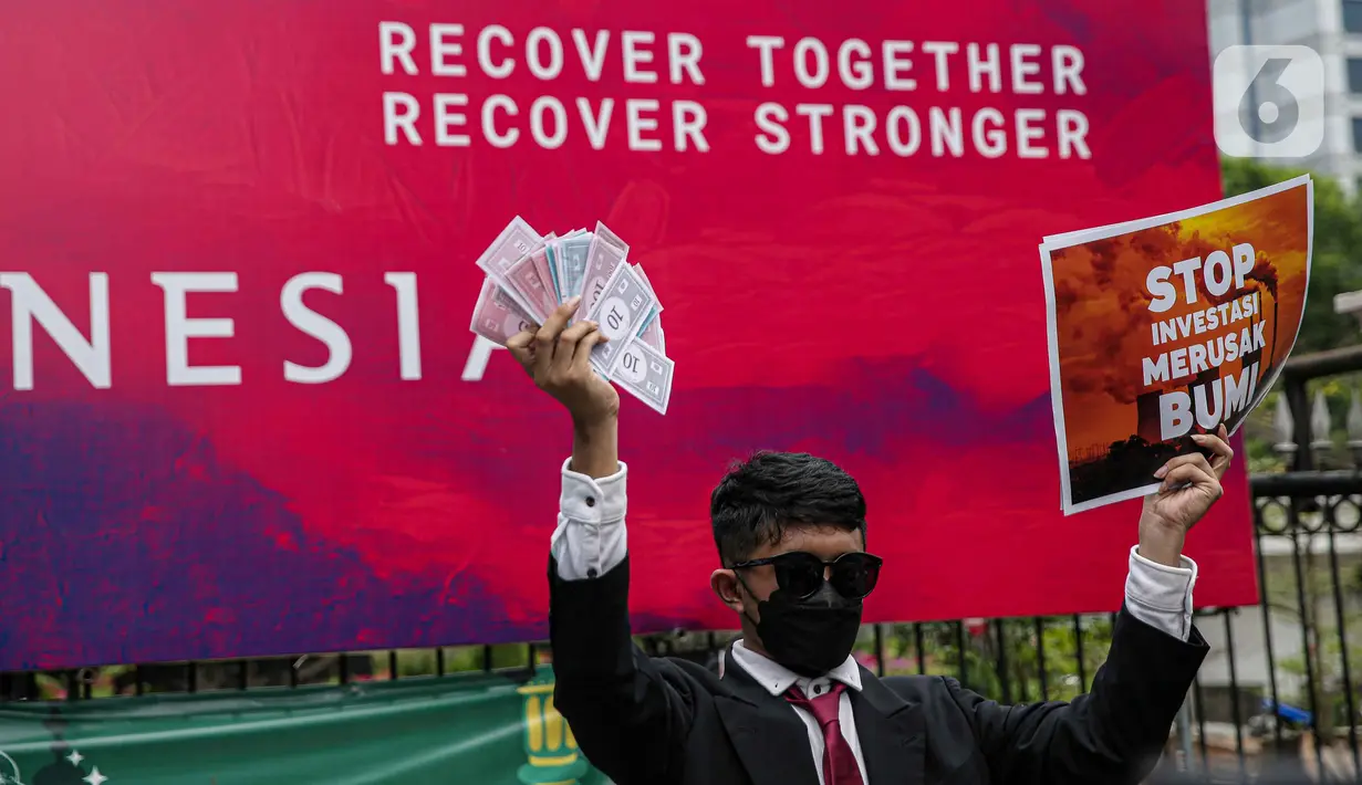 <p>Aktivis Climate Rangers Jakarta, XR Jakarta, dan 350 Indonesia berunjuk rasa di depan Gedung Kementerian Investasi/BKPM, Jakarta, Jumat (22/4/2022). Aktivis menuntut pemerintah serius dalam memilih investasi yang baik bagi kelestarian bumi. (Liputan6.com/Faizal Fanani)</p>
