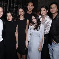 Tampilan Artis saat Merayakan Ulang Tahun Manoj Punjabi. [@tissabiani]
