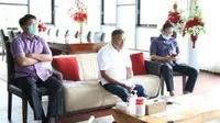 Gubernur Sulut Olly Dondokambey saat memimpin rapat jajaran Forkopimda melalui video conference.