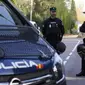 Polisi berjaga-jaga ketika petugas lain dengan rompi kuning berjalan kembali di area yang ditutup di sebelah kedutaan Ukraina di Madrid, Spanyol, Rabu, 30 November 2022. (Paul White/AP)