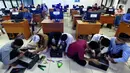 Aktivitas santri saat kegiatan belajar dalam kelas di Pesantren Teknologi Informasi dan Komunikasi (PeTIK) di Rangkapan Jaya, Pancoran Mas Depok, Jawa Barat, Senin (31/10/2022). Setiap tahunnya  50  santri dari seluruh Indonesia belajar secara gratis mengenai komputer, program dan jaringannya di  Pesantren Teknologi untuk dhuafa ini yang sumber pendanaannya berasal dari potongan gaji karyawan PLN dan dikelola Yayasan Baitul Maal (YBM) PLN. (merdeka.com/Arie Basuki)